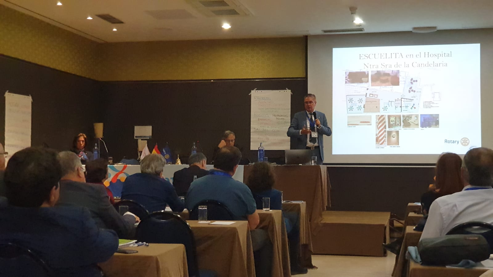 Juan Diego Mayordomo, presenta el Proyecto Interclubes de Tenerife «La Escuelita del Hospital de la Candelaria» en la Asamblea Distrital 2019 de Valladolid.